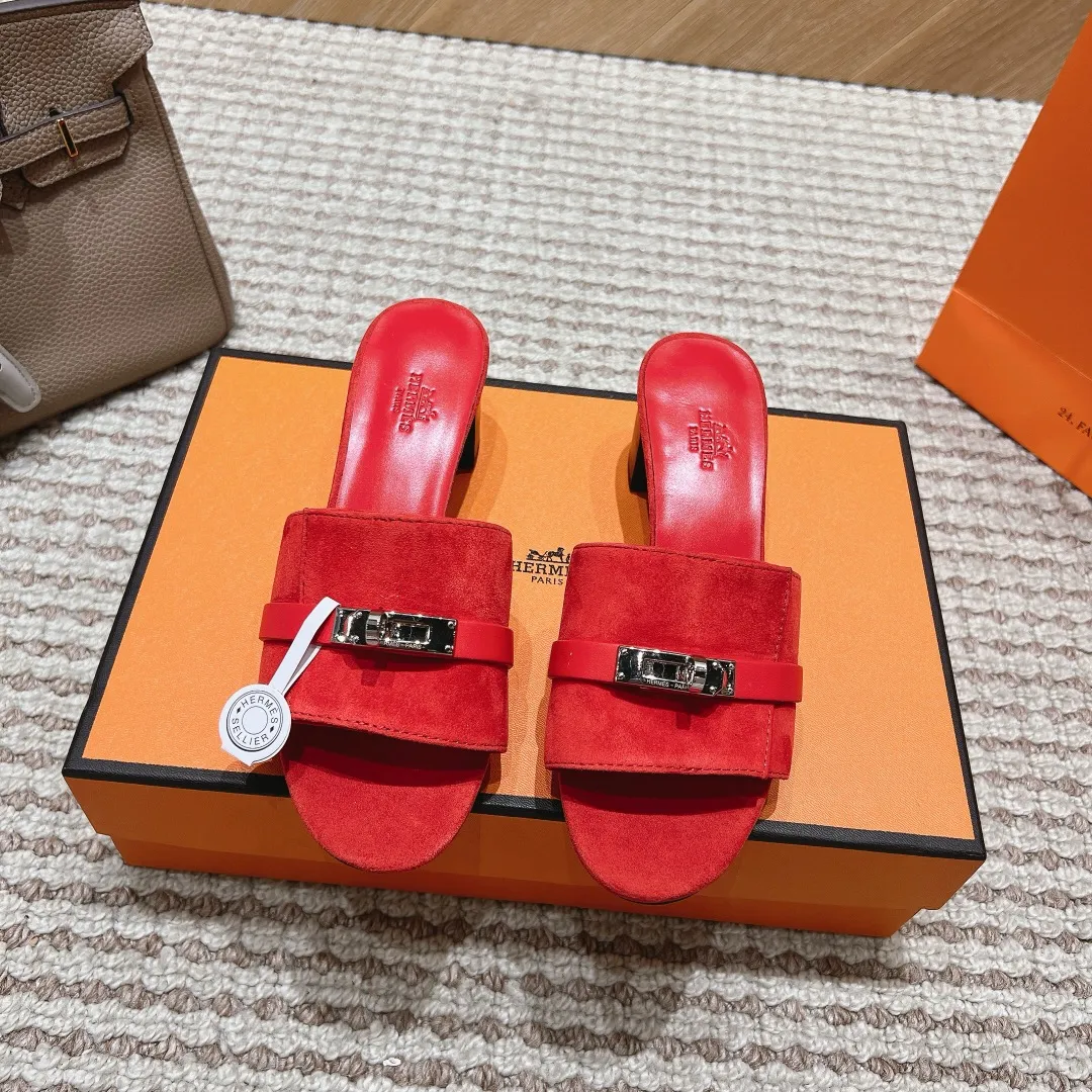 👟👟Ex-factory price 540👟👟 High version of the 2024 spring and summer new HERMES Hermès counter new style. The wedge-heeled Erjiu sandals and slippers, which have been extremely popular recently, are paired with various colorful socks. They are very trendy. Upper: cowhide. Outsole: technological imitation wood sole. Heel height: about 7cm. Size: Female 35-41 (40/41 non-refundable and non-exchangeable)